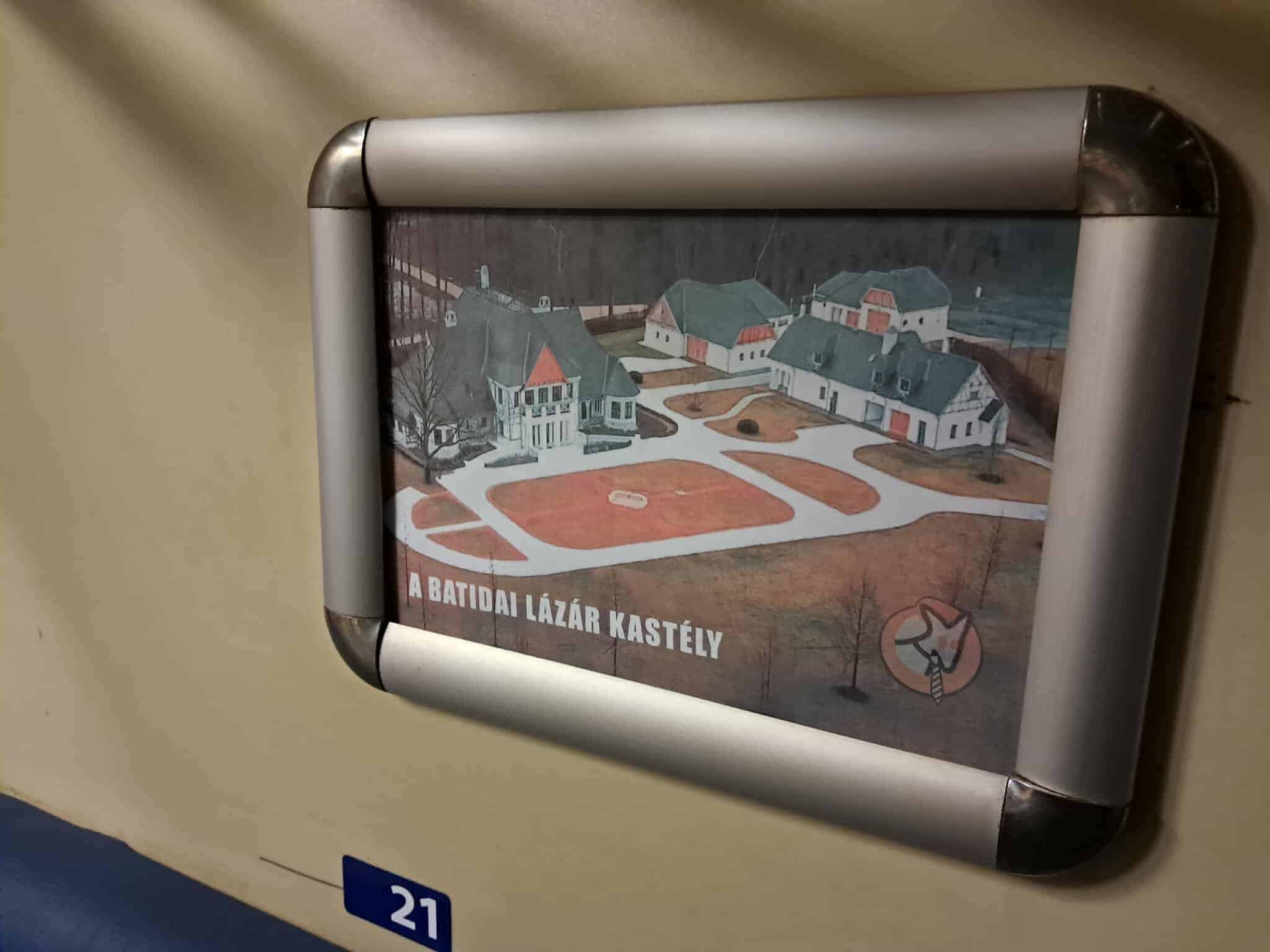 Régi kastély építészeti fotó, rajzolt térkép a Batidai Lázár kastélyról. Magyar nyelvű információs tábla látványterve.