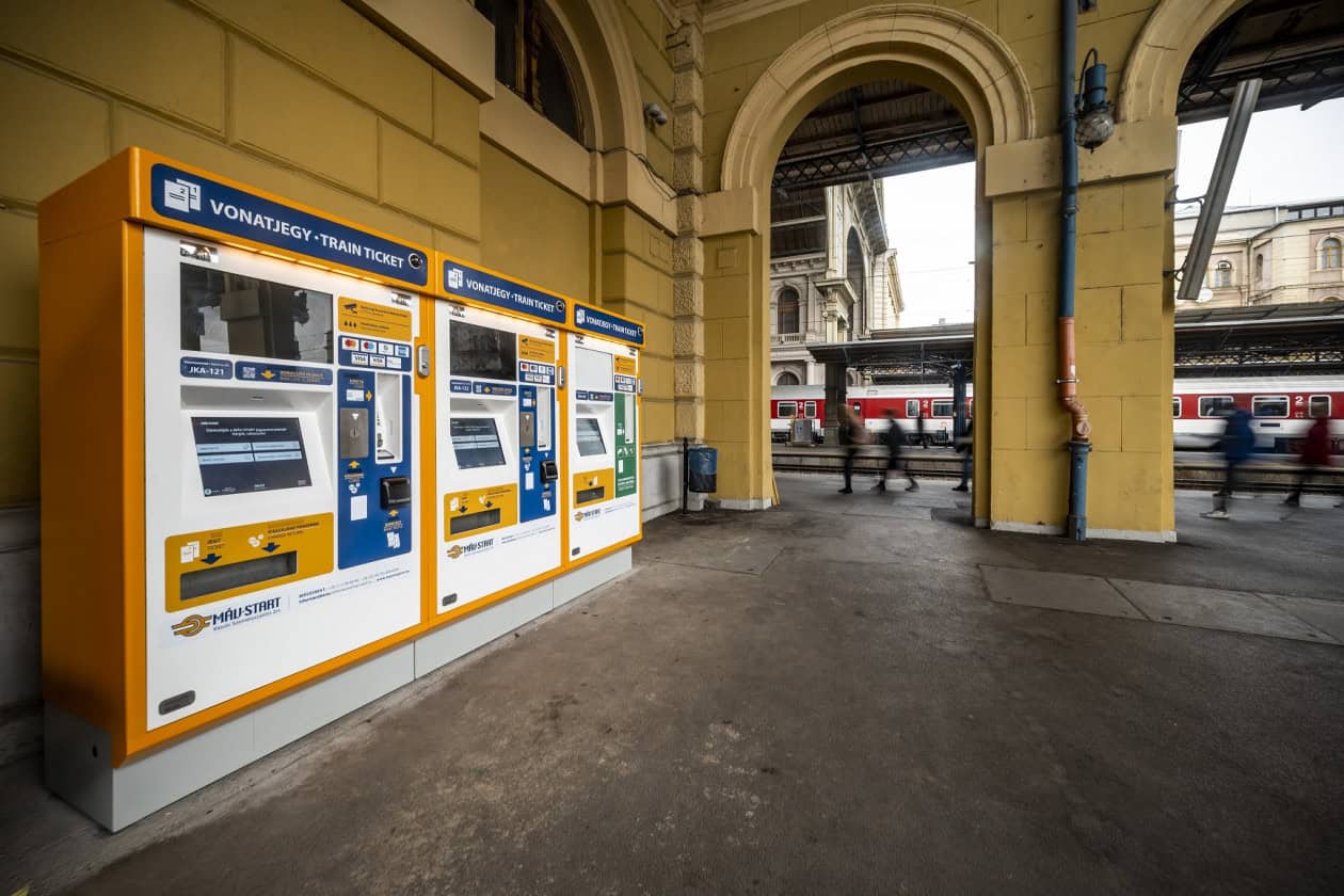Vasúti jegyvásárló automaták a budapesti pályaudvaron.