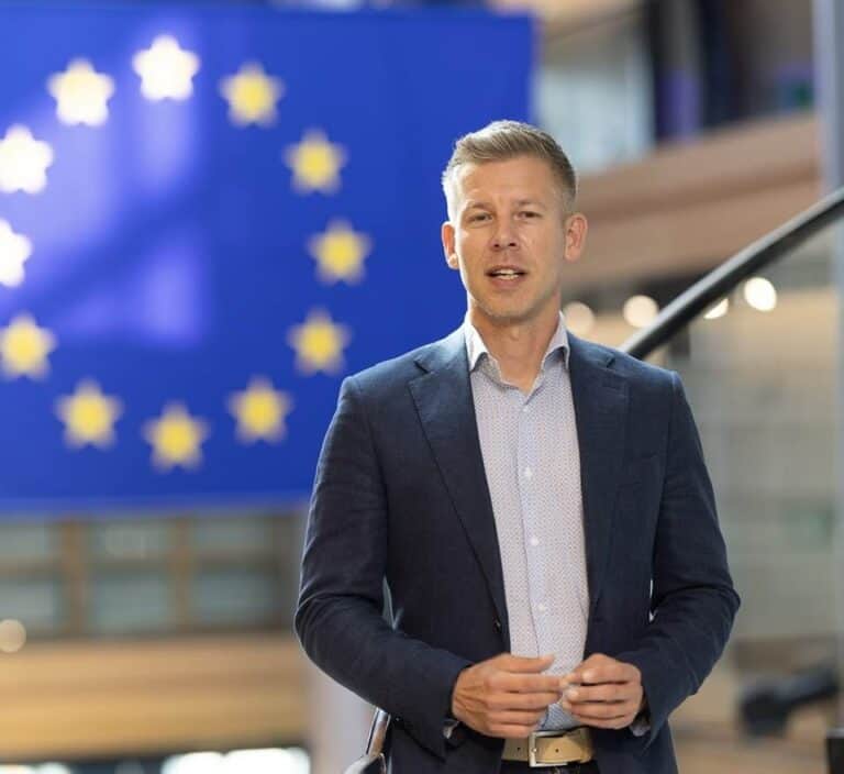 EU zásadárok és politikusok egy európai uniós székhelyen.