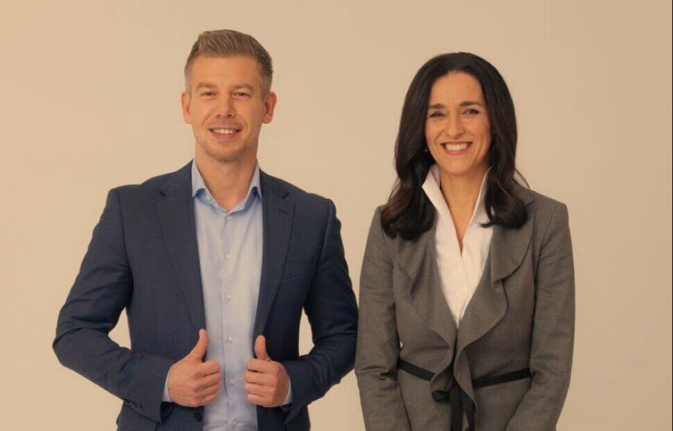 Üzletrészek, két üzletember mosolyogva portréja.