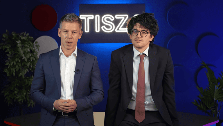 Politikusok és szakértők beszélgetnek egy stúdióban.