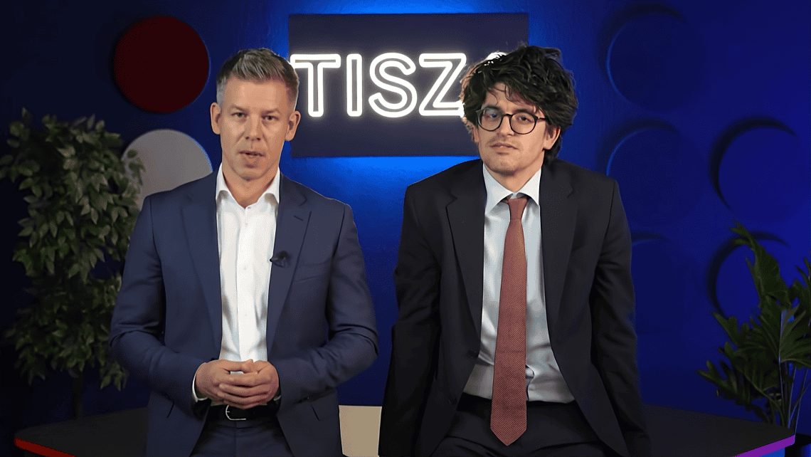 Politikusok és szakértők beszélgetnek egy stúdióban.