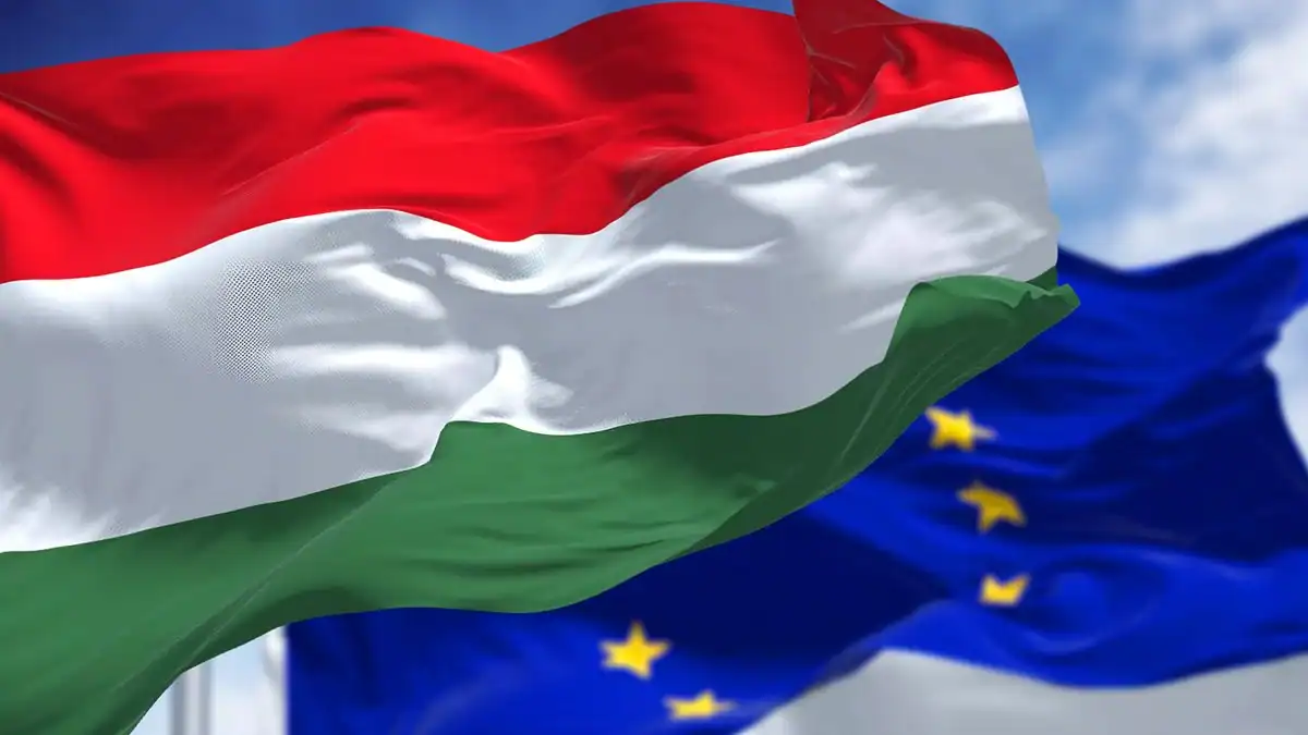 Magyar és európai zászlók baldachinos zászlókép, szélben lobogva.
