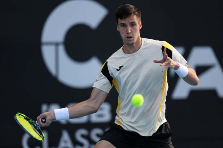 Férfi teniszező üt a labdába az asztalitenisz mérkőzésen.