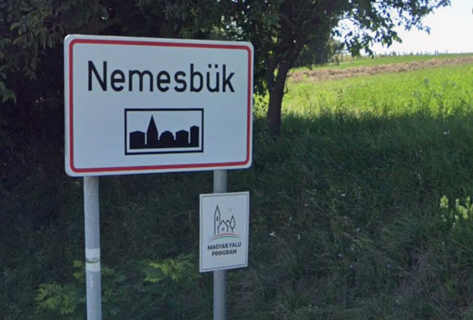 Nemesbük településre figyelmeztető tábla Magyar Falu Program felirattal.