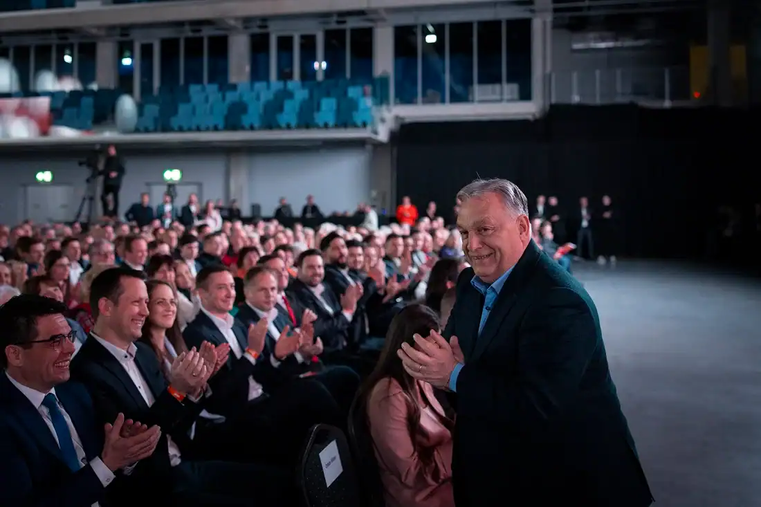 Politikus tapsolva a közönség előtt egy eseményen Magyarországon.