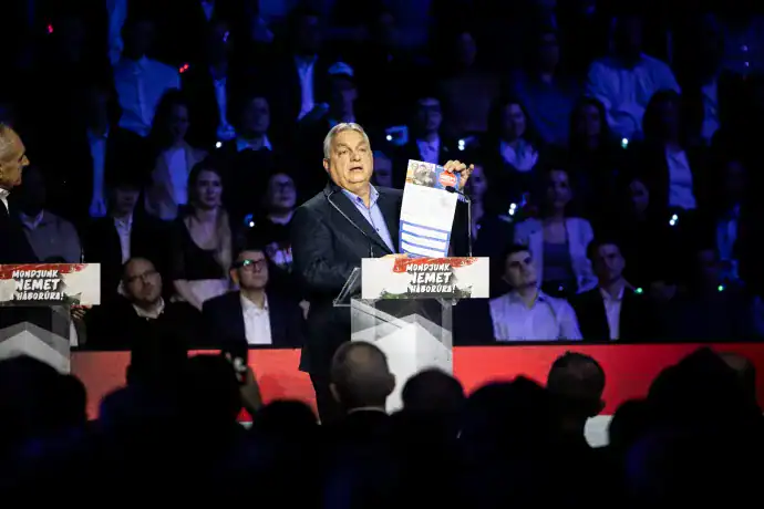 Világpolitikai beszéd egy közönség előtt egy színpadon.