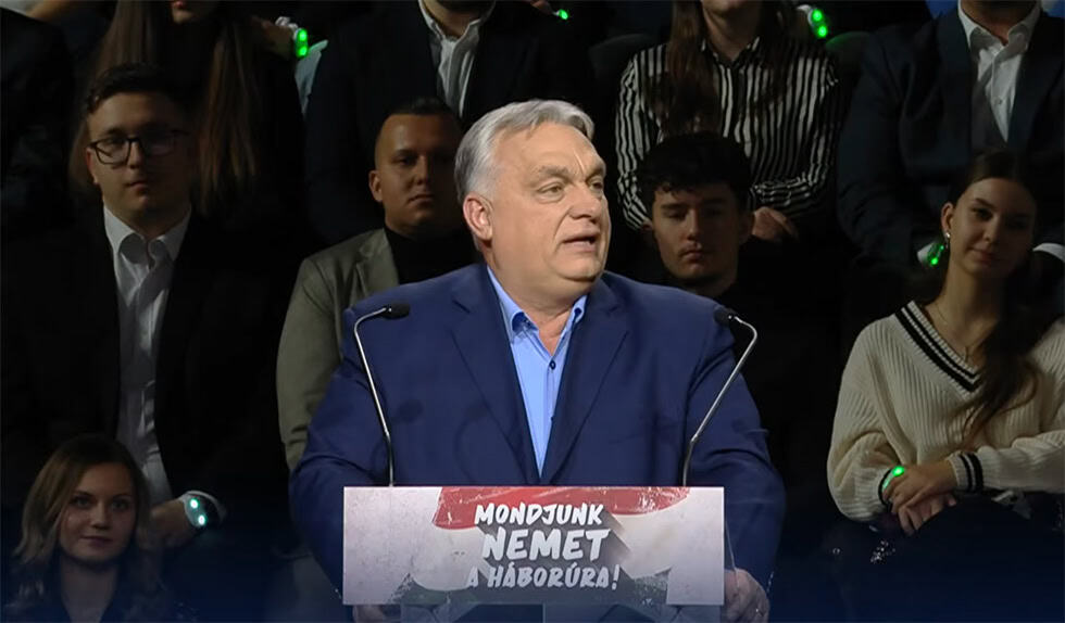 Védelmi miniszter beszél a háborúról egy magyar híradásban.