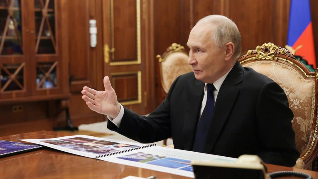 Putyin orvosával egyeztet, a biztonság és az egészségügyi vizsgálatok miatt tárgyal a Kremlben.