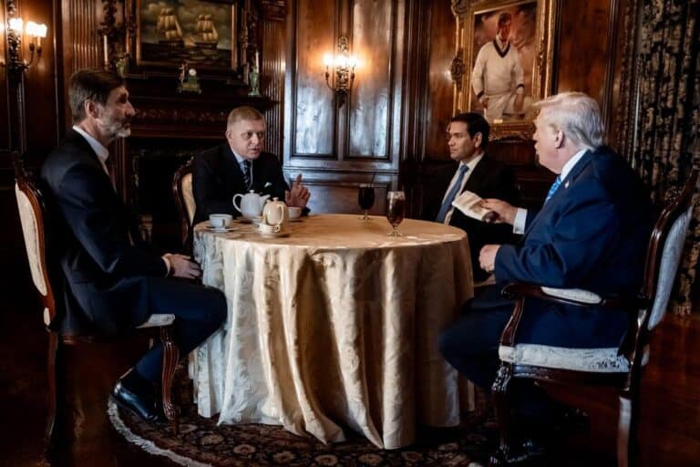 Politikai beszélgetés egy elegáns, sötét fából készült étteremben, klasszikus berendezéssel.