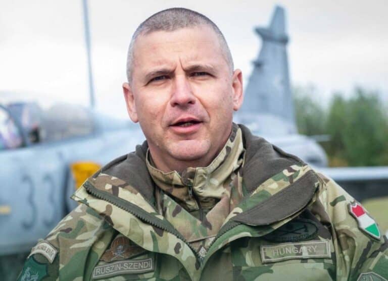 A magyar katonai parancsnok kabátban közelről portréfotó.