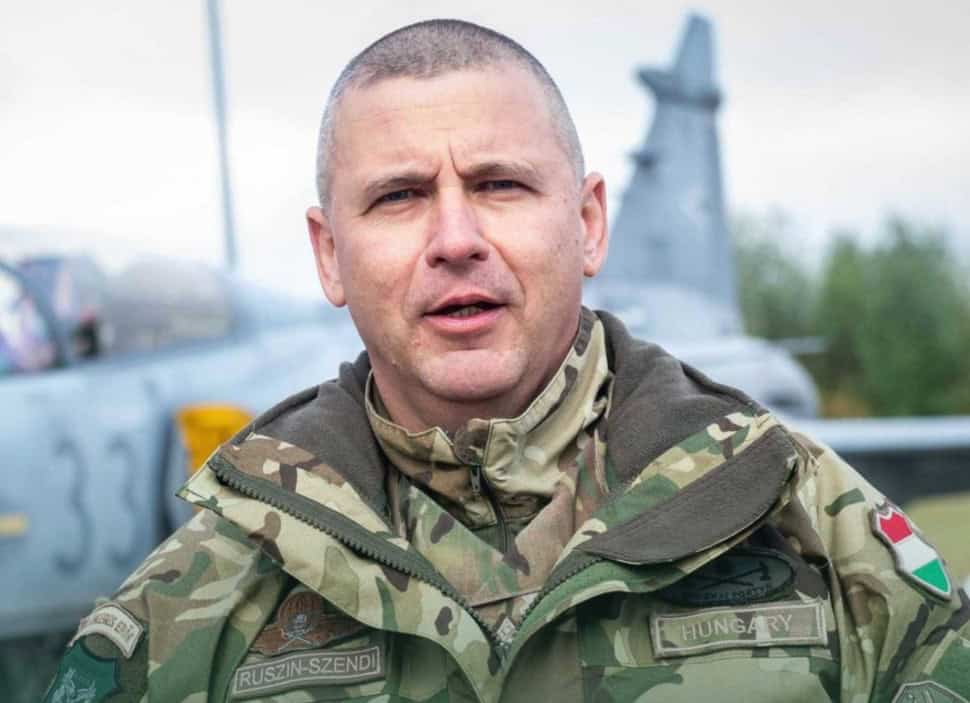 A magyar katonai parancsnok kabátban közelről portréfotó.