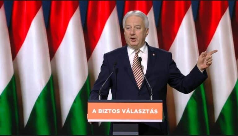 Biztonságos választás Hungary politikus beszédében Magyarország színeiben.