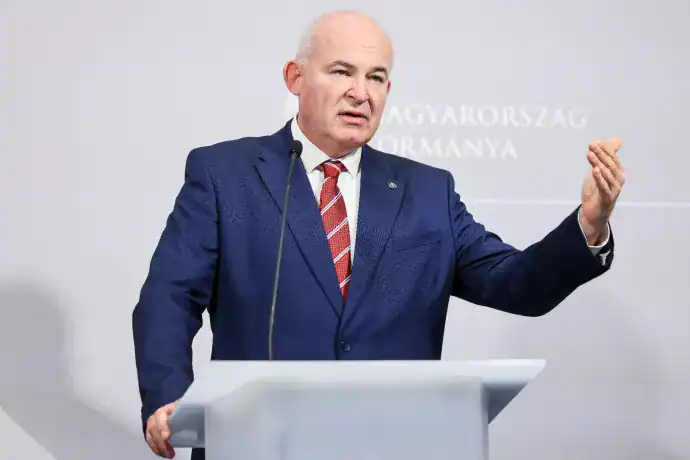 Politikus beszédet mond egy konferencián Magyarországon, kék öltönyben.