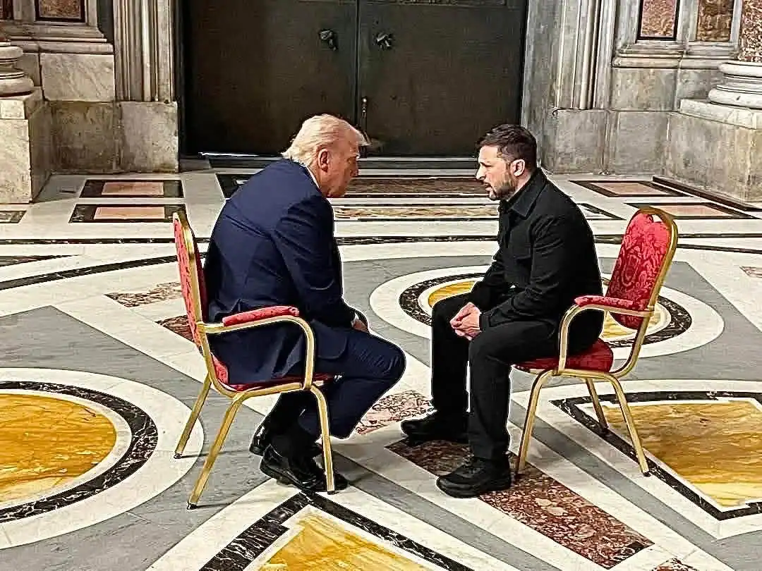 Trump és Zelensky ül közel egymáshoz, beszélgetés közben a Mar-a-Lago kastélyban.