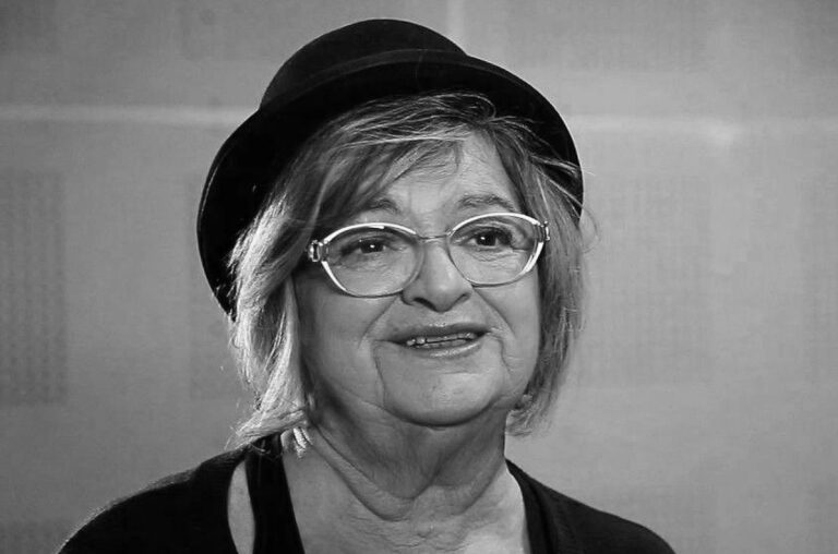 Idősebb nő portré, szolid smink, szemüveg, kalap, fekete-fehér kép.