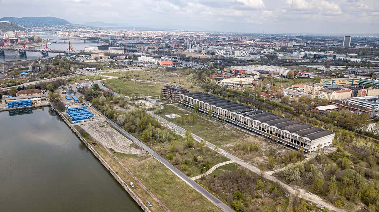 Általános városi táj kilátással a Dunára és az ipari területekre, Budapest.