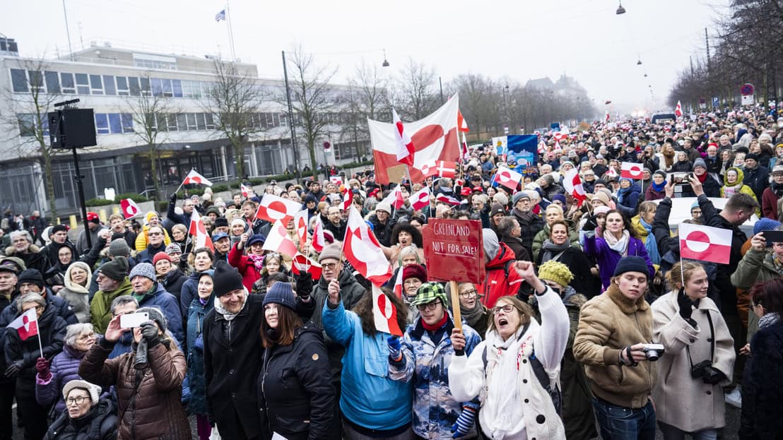 Békés tüntetésen sokan gyűlnek össze, zászlók és táblák a környezetvédelmi kérdésekért.