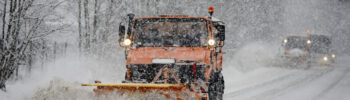 Hóekeverő gép havas úton, téli időjárás, nehéz körülmények, útkarbantartás Magyarországon.