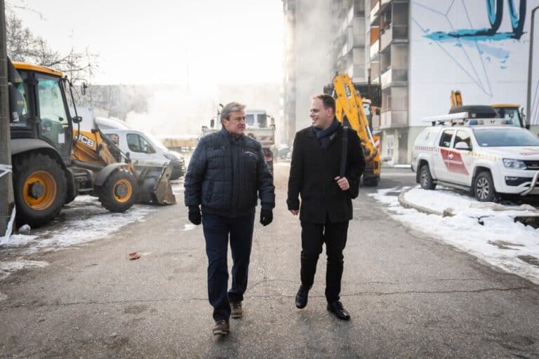 Összehangolt városi beszélgetés a város felújásáról és a fejlesztésekről téli időben.