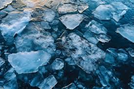 Jégdarabok a tengerben, hideg téli kép, természet, fenyegetés, klímaváltozás.