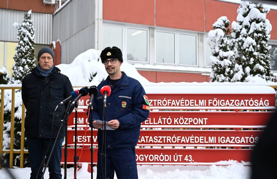 Felvétel egy téli sajtótájékoztatóról az EMSZ központ előtt, ahol a katasztrófavédelmi szakemberek nyilatkoznak.