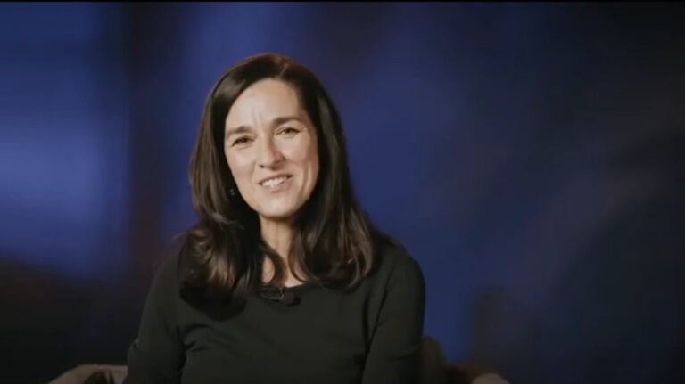 Digitális hírészlelő női riporter, fekete ruhában portré, MagyarNewsOnline.