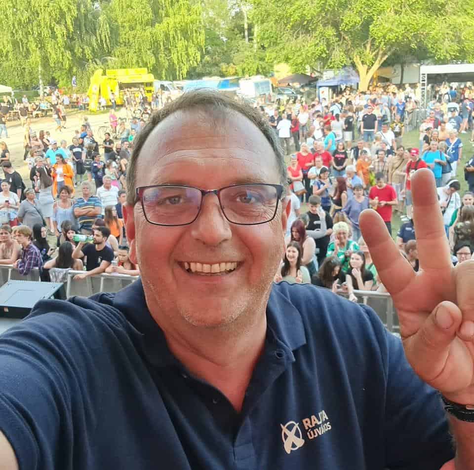 Egy férfi a Sárbogárd eseményen, sok ember a háttérben.