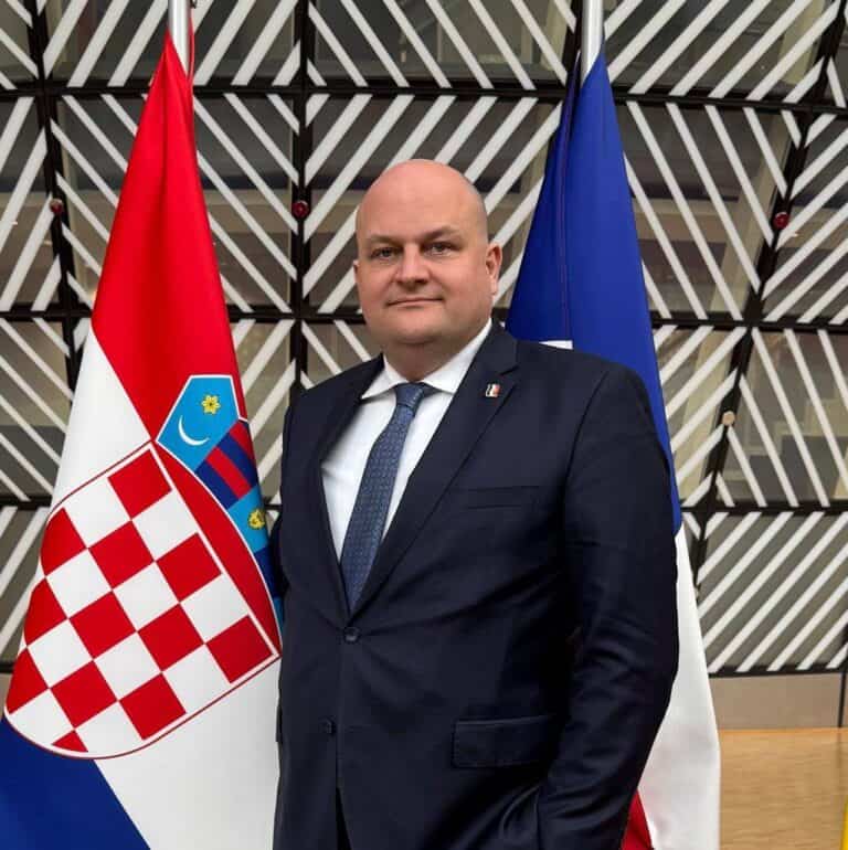 Horvát gazdasági miniszter ironikusan reagál Szijjártó Péterre.