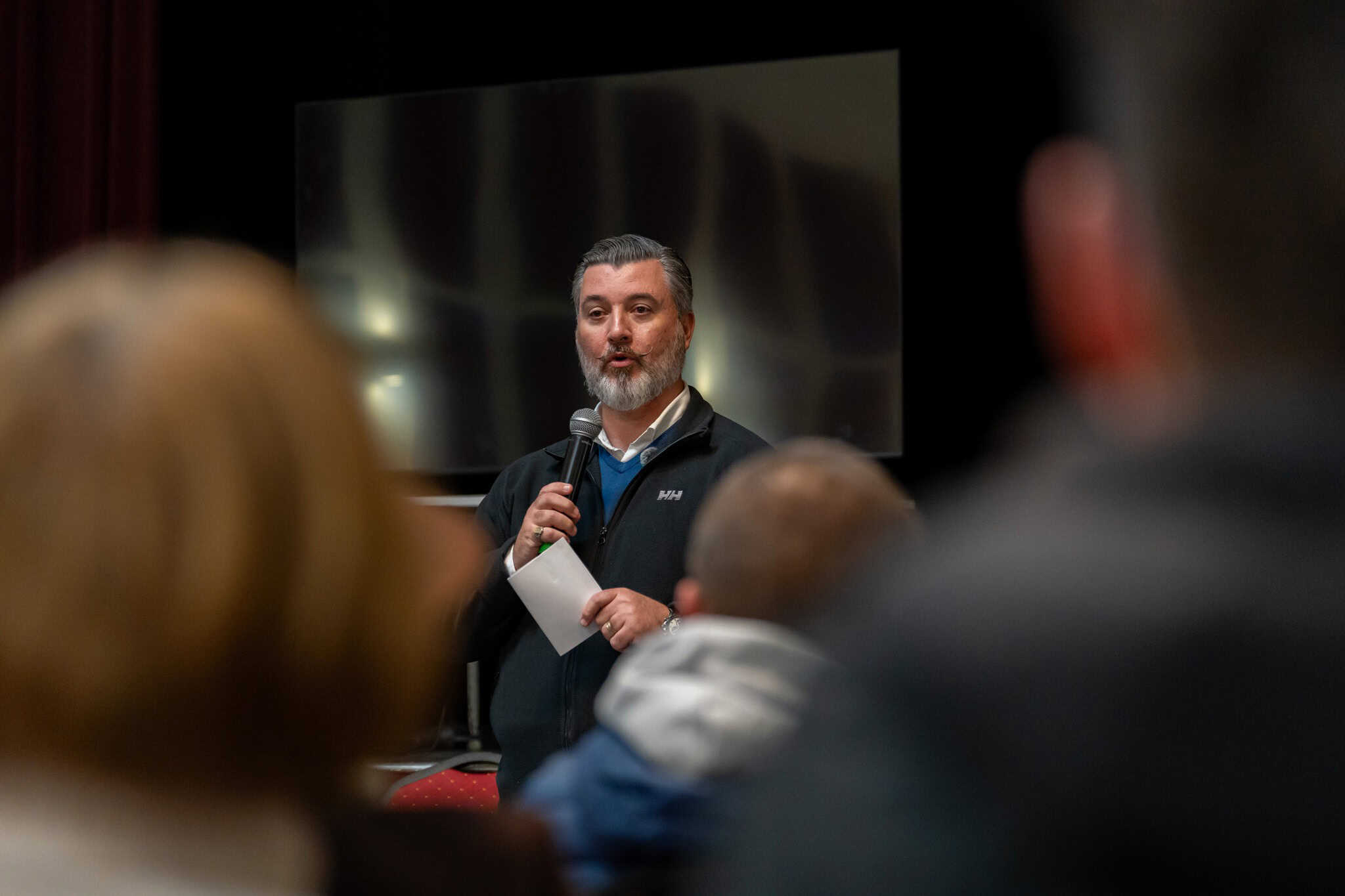 Magyar Péter beszél egy konferencián Marcaliban, háttérben nagy képernyő.