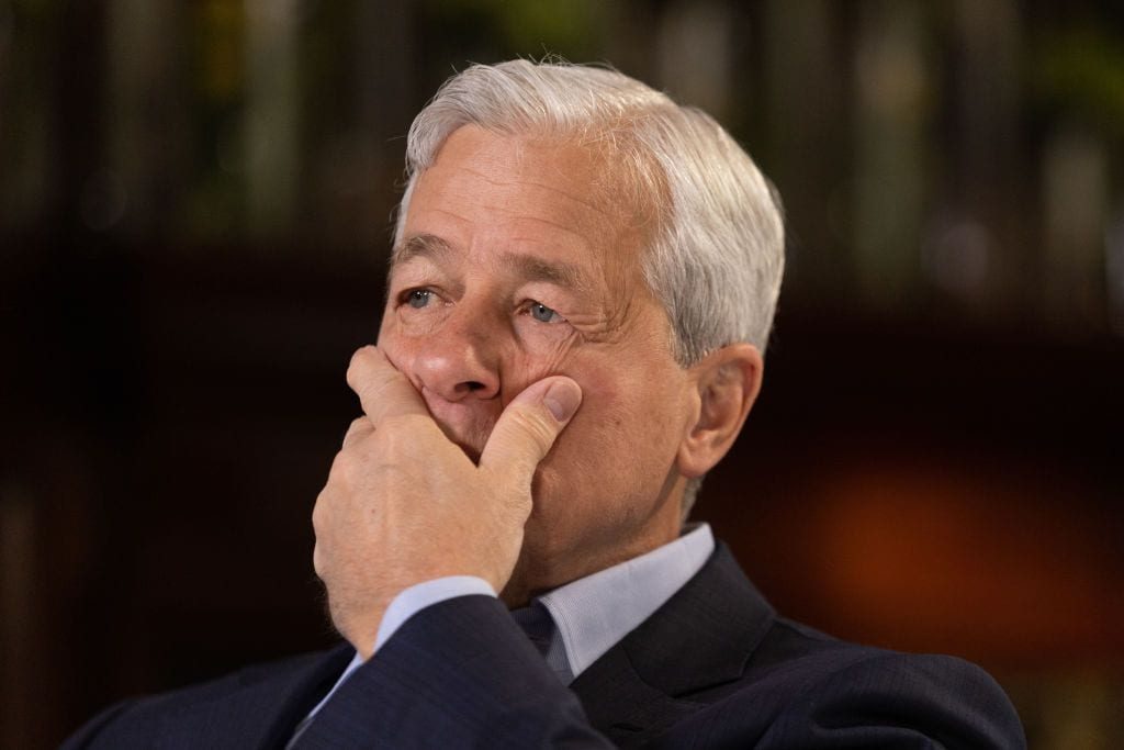 Jamie Dimon, a JPMorgan Chase vezetője mélyen gondolkodik, aggódva a közelgő globális gazdasági váls.