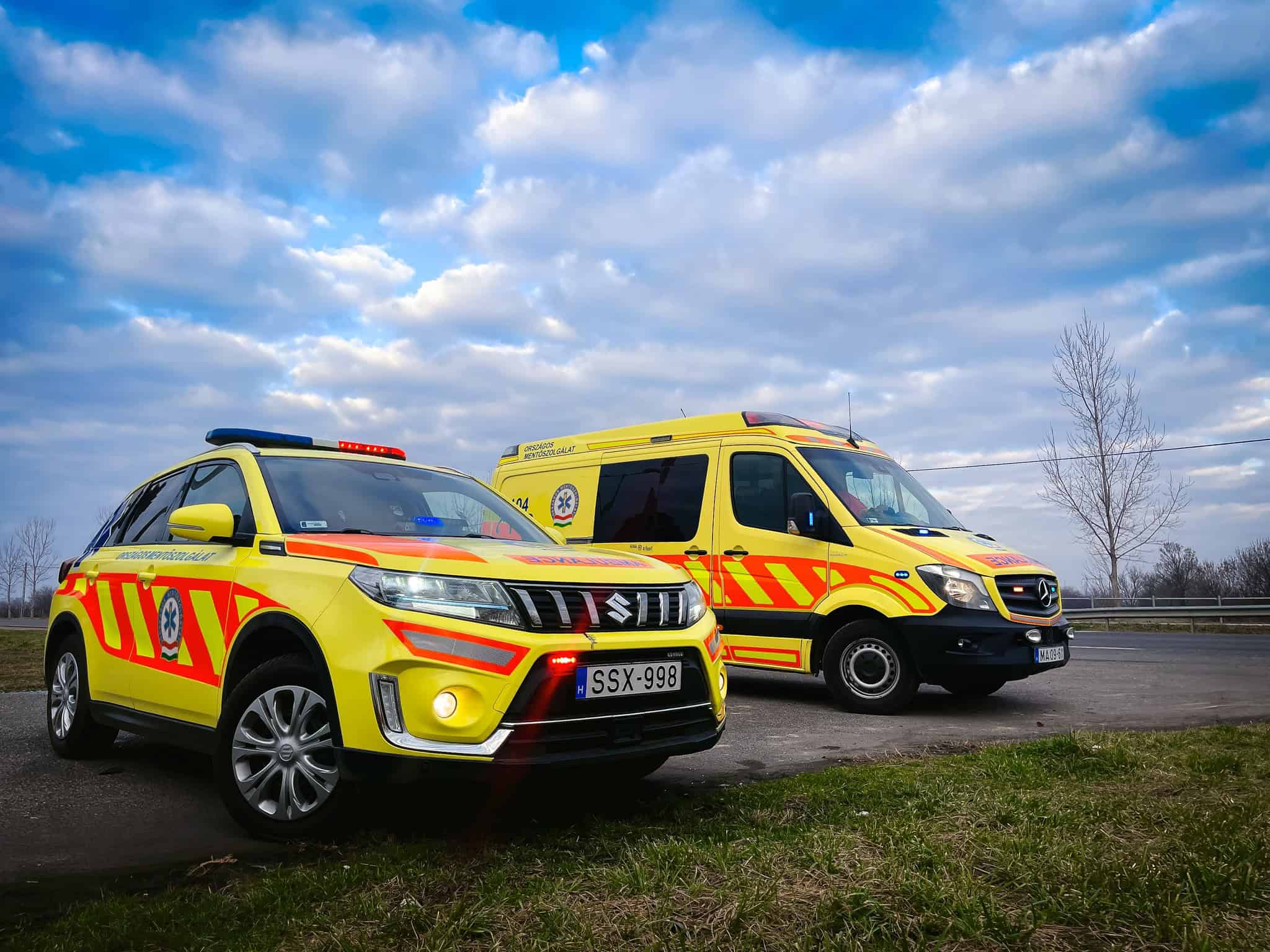 Rendőrségi és mentős járművek Fejér megyében, egy férfi támadása miatt.