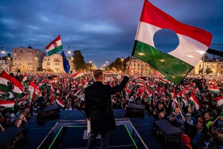 Nagy tömeg és nemzeti zászlók a magyar nemzeti ünnepen Zalaegerszegen.