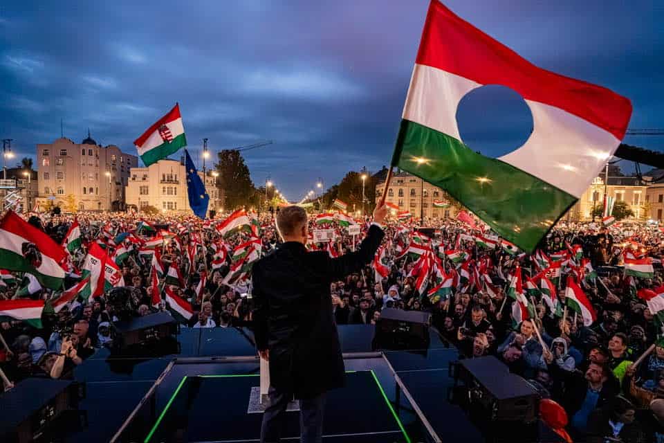 Nagy tömeg és nemzeti zászlók a magyar nemzeti ünnepen Zalaegerszegen.