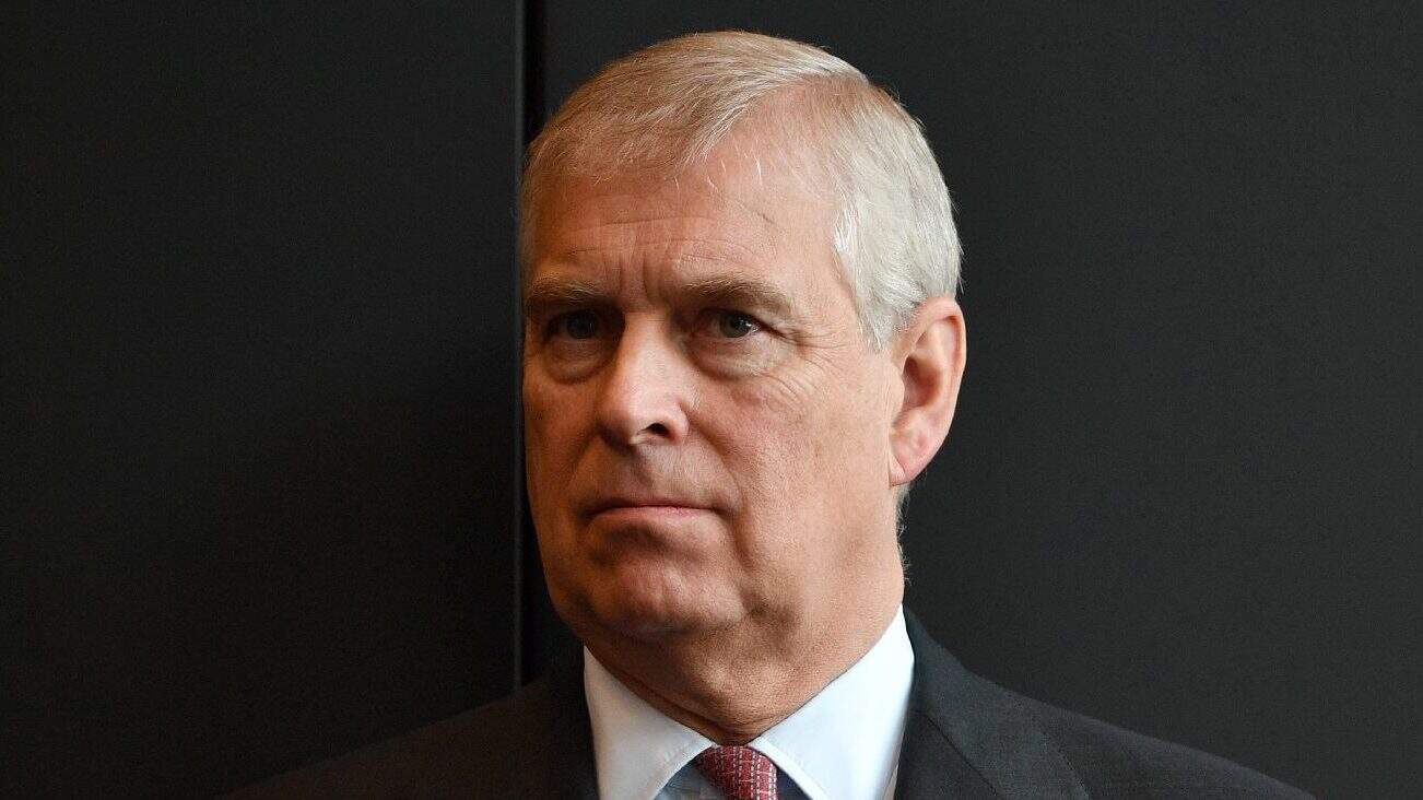 Hivatalos portré egy férfiról, aki komoly arckifejezéssel néz.