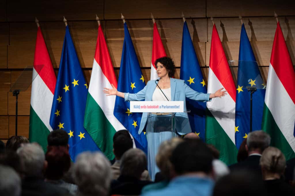 Deutsche Politiker Klára Dobrev, beszél a befolyásos közönség előtt.