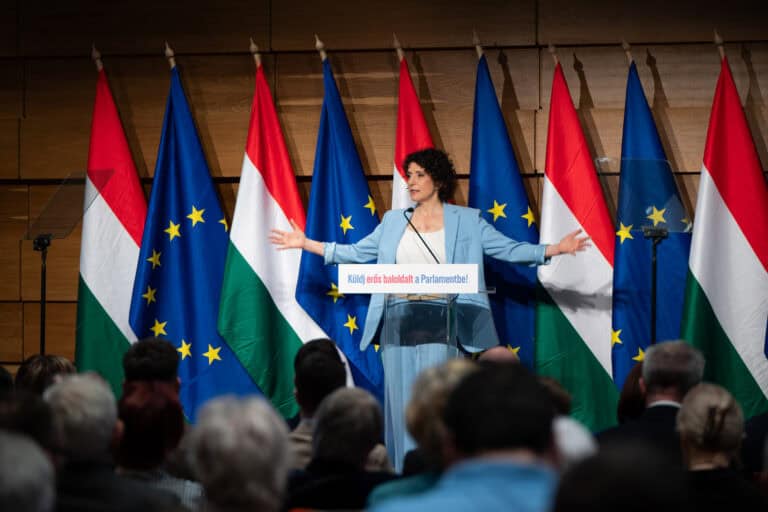 Deutsche Politiker Klára Dobrev, beszél a befolyásos közönség előtt.