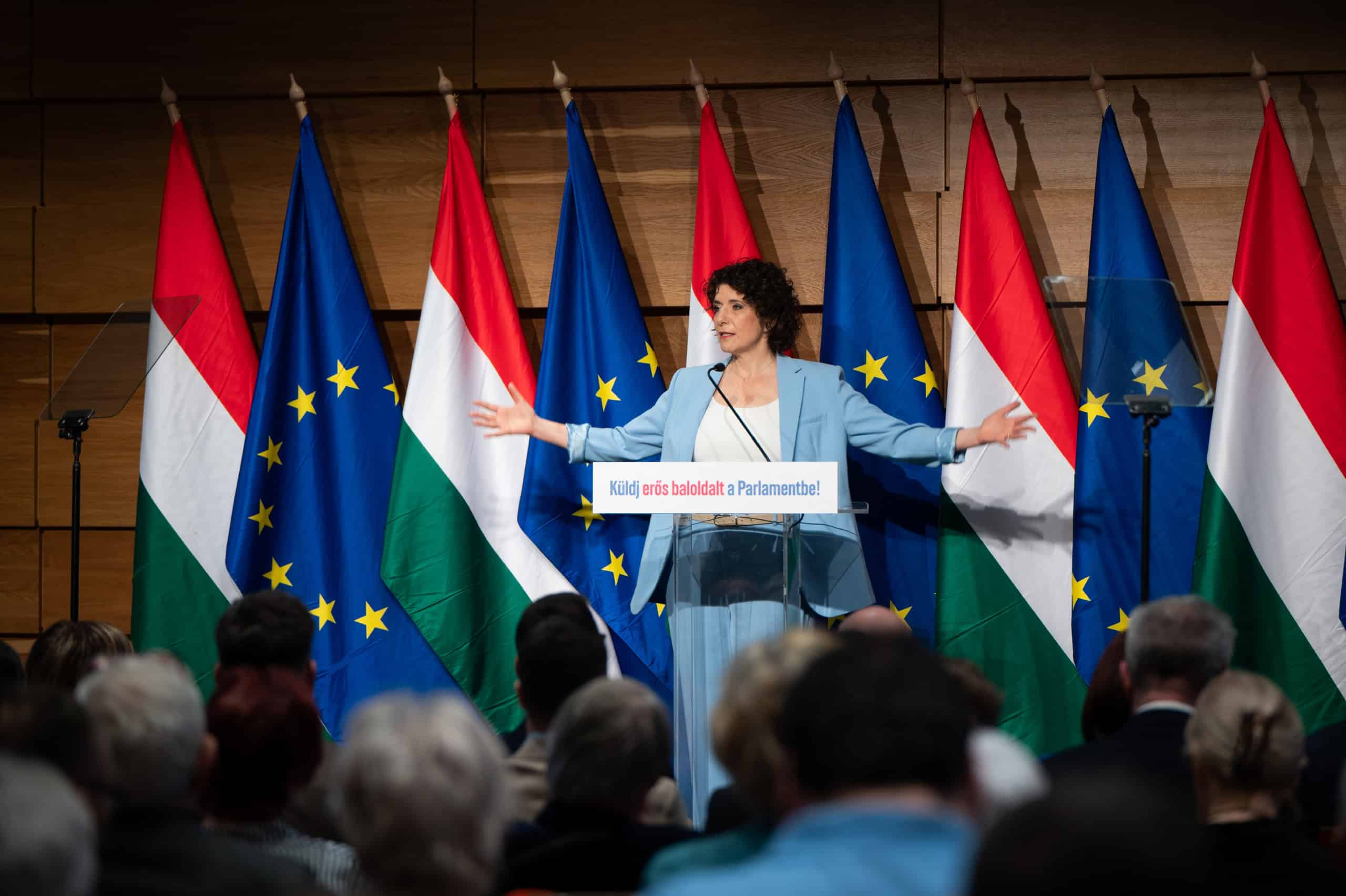 Deutsche Politiker Klára Dobrev, beszél a befolyásos közönség előtt.