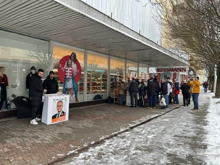 Sorban állnak az emberek a kampányállomásnál, ahol aláírásokat gyűjtenek a Fidesz támogatói.
