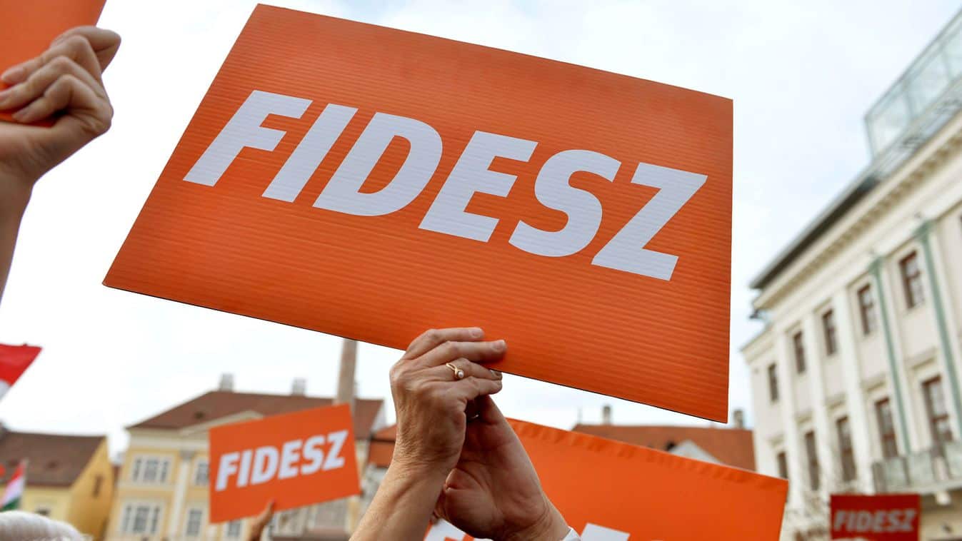 Fidesz színes kampányplakát, politikai támogatás kifejezése.