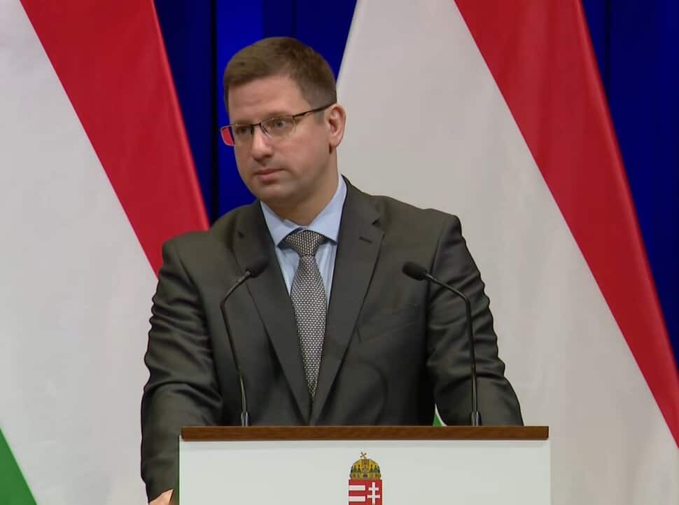 Gulyás Gergely a magyar kormány képviseletében beszédet tart.