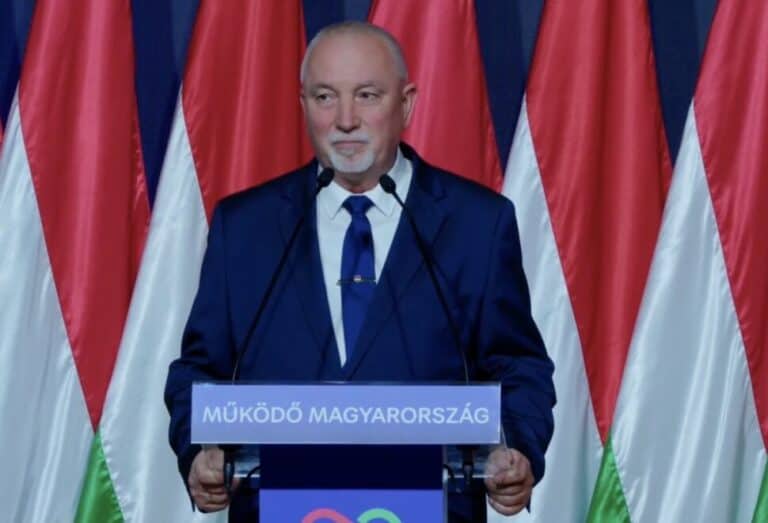 Volt rendőrkapitányt tapsolják állva a Tisza mellé állásért.