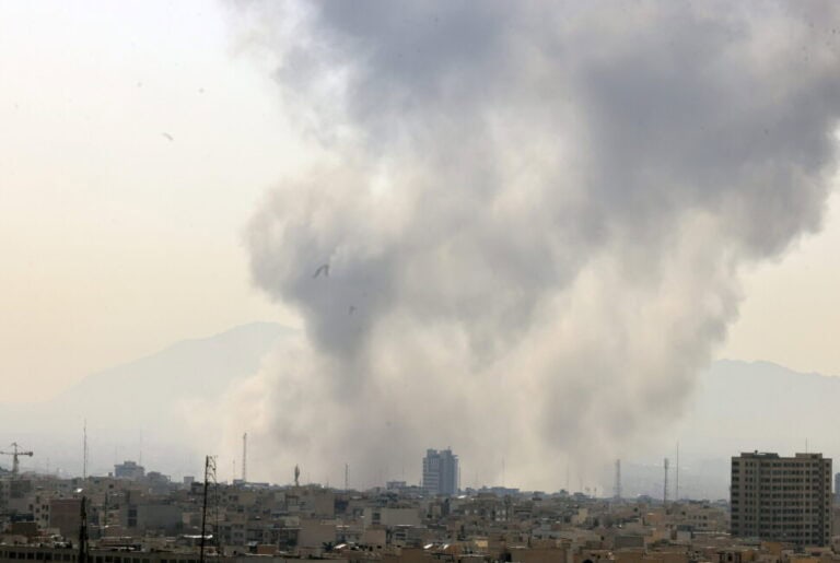 Irán és Bahrein légicsapásokat szenvedett el, hatalmas füstfelhőket hagyva maga után a város felett.