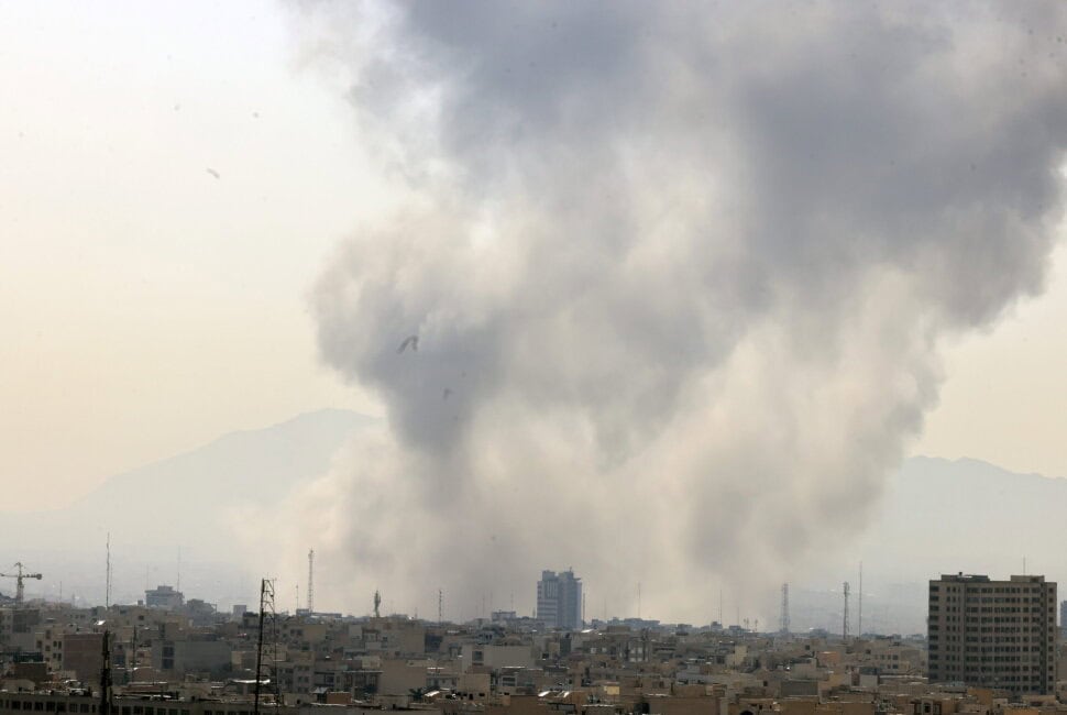 Irán és Bahrein légicsapásokat szenvedett el, hatalmas füstfelhőket hagyva maga után a város felett.