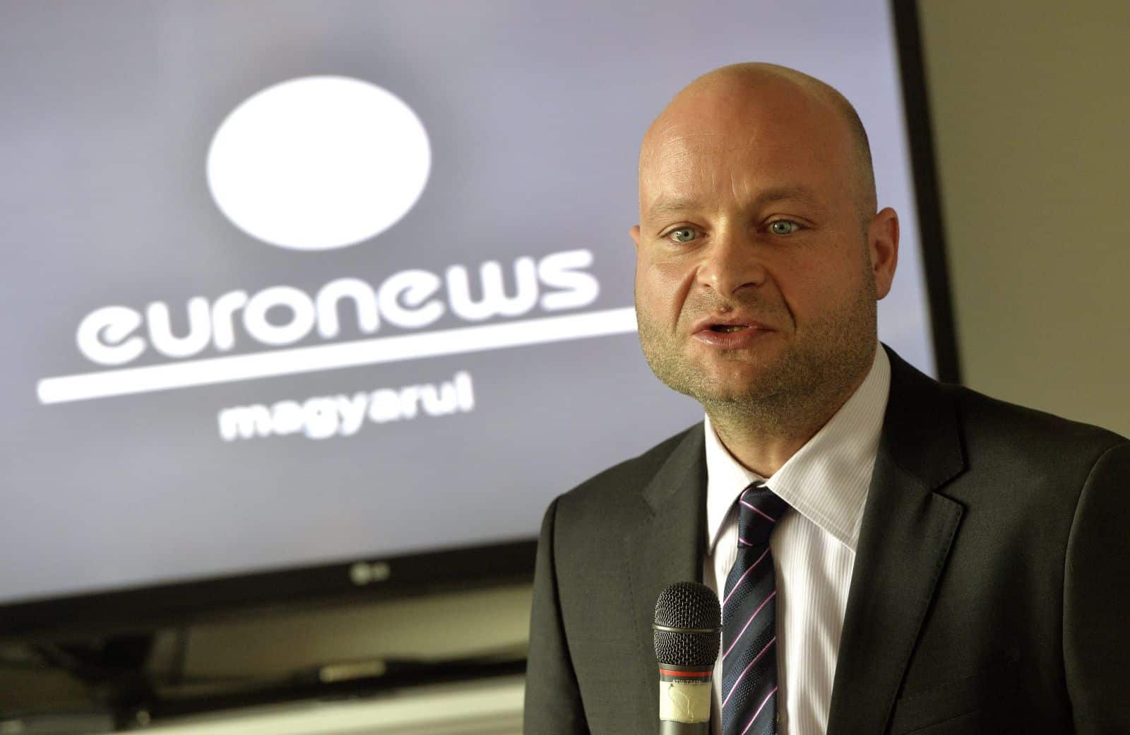 Kert Attila beszél a Tisza-programról egy médiatájékoztatón.