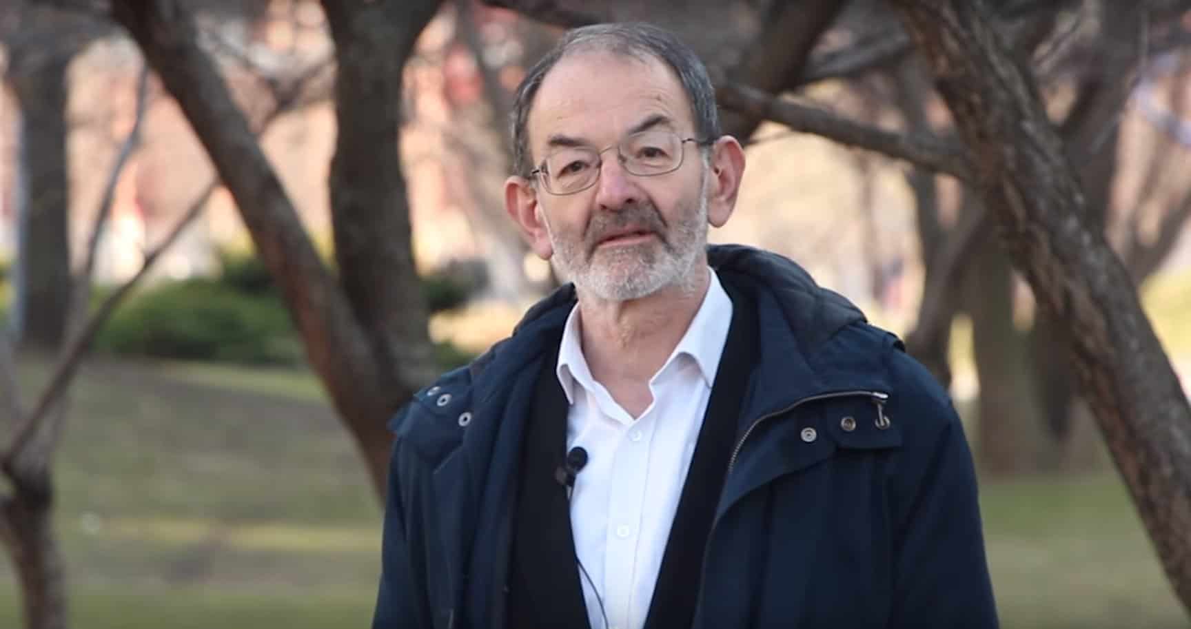 Álló férfi portré, parkban, őszi hangulatban, szemüveges, elegáns öltözetben.