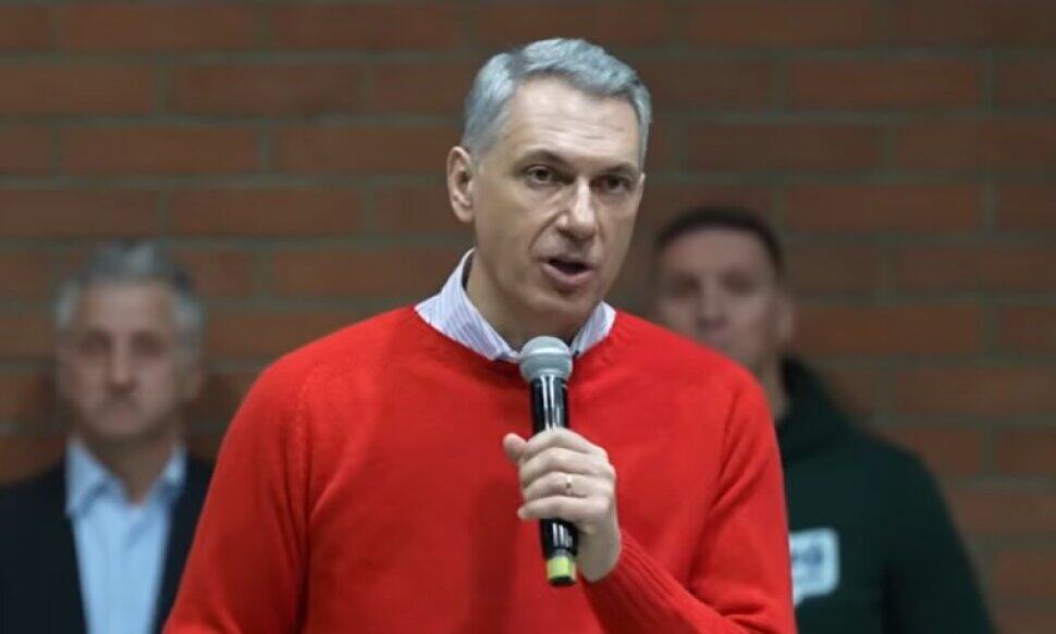 Ranschburg Zoltán beszél a politikai helyzetről egy eseményen.