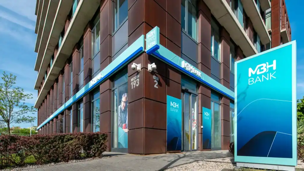 Banki fiók az MBH Banknál, a városközpontban, a modern épület sarkán.