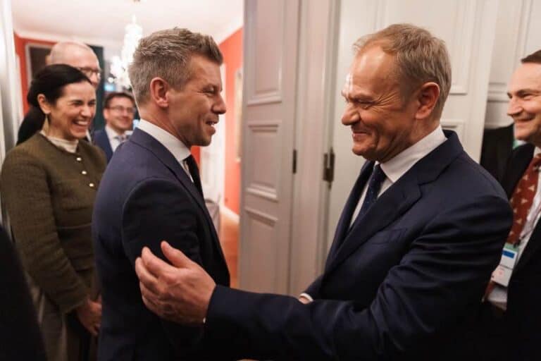 Magyar Péter és Orbán Anina kezet fog a diplomáciai találkozón.