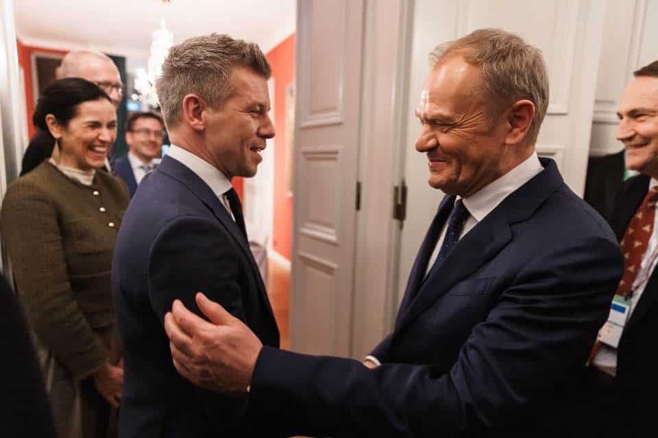 Magyar Péter és Orbán Anina kezet fog a diplomáciai találkozón.